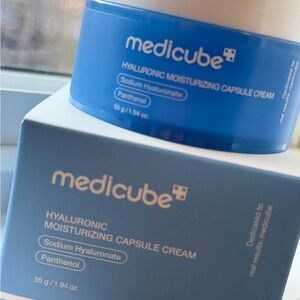 Medicube Hyaluronic Moisturizing Capsule Cream - Blue Jar